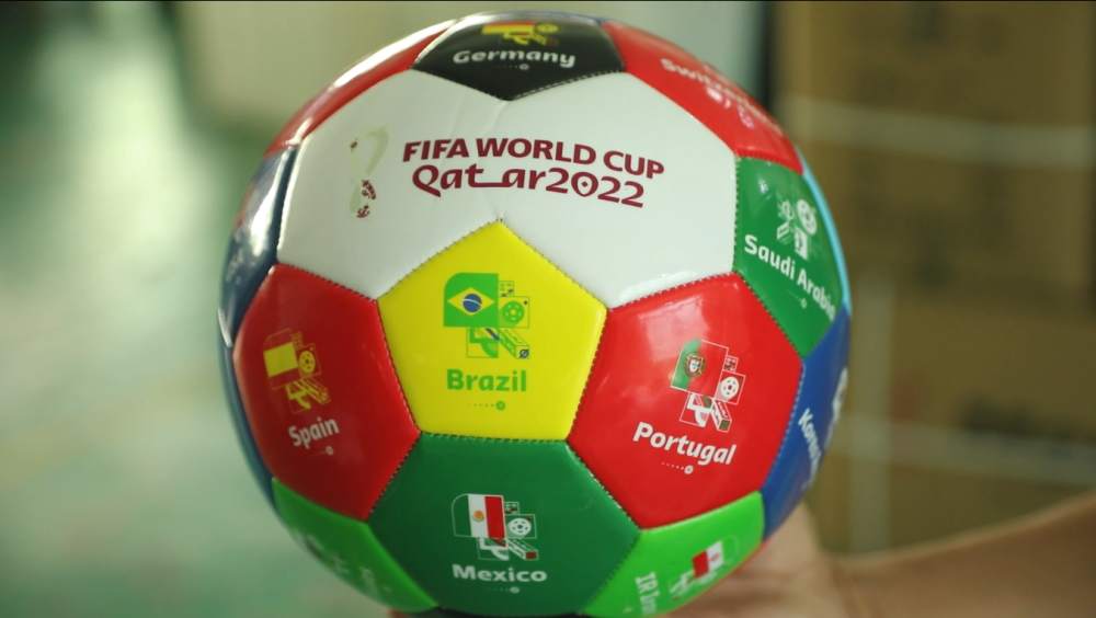 何宇鹏纪念捧杯： 一整季的重量都化为光芒，只为这一次触碰（何宇鹏捧起纪念杯：整季沉淀化作光辉，只为此刻的触碰）