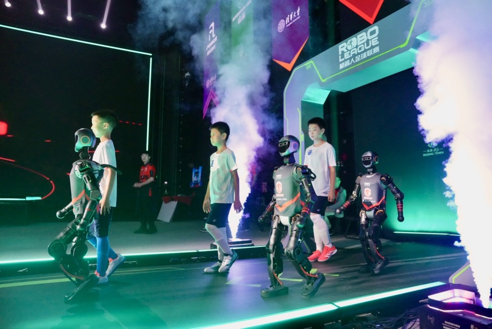 天王盖地虎！汉堡后卫复刻2017年吉鲁的神级蝎子摆尾（震撼全场！汉堡后卫复制2017年吉鲁神级蝎子摆尾）