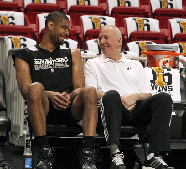 而是背身拿 而是背身拿